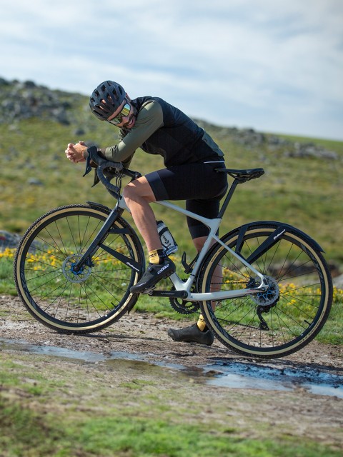 Dominate gravel terrains with precision using the Polisport G-Mud Mudguard Set tailored for 28" wheels. 